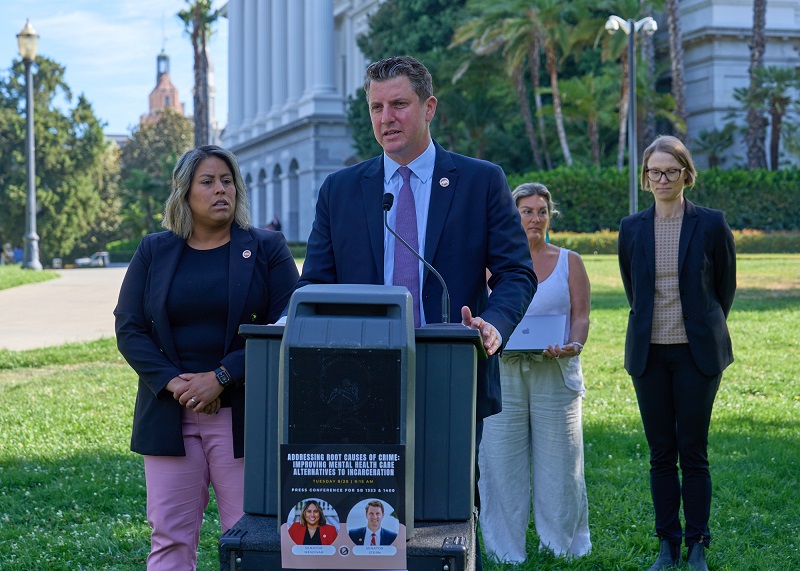 Lawmakers, medical professionals, and family advocates came together to call for urgent reforms to prevent people with severe mental illness who are arrested for misdemeanors and felonies from being released from jail without mental health care. San Fernando Valley State Senators Henry Stern and Caroline Menjivar, along with leading experts, are championing Senate Bills 1400 and 1323 to deliver better care to this small but highly significant population.